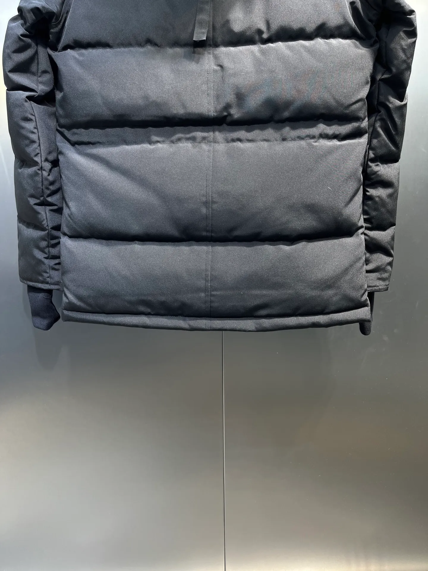 P860 Canada Goose Canada # Expedition04 Parker, a treasure of Canadian origin! Limited supply worldwide! Canada Goose Model 04 is a top-notch couple model, polar cold-proof outdoor series fur collar detachable hooded parka down jacket, the first Goose in 2024. I hope my partners like the top quality, and I hope everyone can evaluate it together! The most popular cool items of the Big Goose family in 2024 are online. The same popular product of Yi Yang Qianxi is said to be a joint limited edition Big Goose that cannot be bought in autumn and winter. If you dislike the sameness of the Big Goose in the past, then this model will definitely give you a different experience! This year's most powerful couple's collection for autumn and winter is online, a top-notch luxurious ready-to-wear style, paired with an outdoor warm down jacket with great style and charm! The most standard and classic items of the Daye family in the past two years are equipped with unique reflective stripes for embellishment, which further shows the high-end fashion performance effect. With the embellishment of hardware buckles, it has excellent performance effect. The upper body is clean, simple and elegant, even for urban leisure. It is suitable for various occasions. Designed with large pockets, this model has a large capacity and is equipped with reflective stripes, making it safer at night. It is suitable for various adventure activities. It is made of windproof and waterproof technical materials. The interior is filled with full white duck down, which is absolutely cold-proof and warm. It also has a stand-up collar design and fine fluff at the collar, with meticulous attention to detail! The charm of this model is also more spiritual, and the upper body has more temperament and specifications. It perfectly shows the ultra-high standard of fashionable performance of this model, integrating outdoor and life, and you can even create high-street wear! The most pinnacle limited-edition goose that we have presented so far, both in terms of design and detailed materials, it is completely outstanding. The grand and evergreen version design is matched with cool reflective elements. The overall appearance can be said to be quite high, and it has that kind of powerful outdoor performance! It combines high-end casual attributes with high-street style. It is high-grade, domineering, warm, and beautiful. The visibility of the upper body is quite strong, and the configuration of the owl element is highly brand-recognizable. It fully complements the overall brand performance and visual effects, and also has the high-end sense of fashion and fashionable performance. It is a must-buy product because it is the most awesome down brand on the planet and one of Canada's three national treasure brands. It is also a sentimental down luxury brand. In the field of polar cold-proof clothing, Goose has made an irreplaceable contribution... Size: xs s m l xl